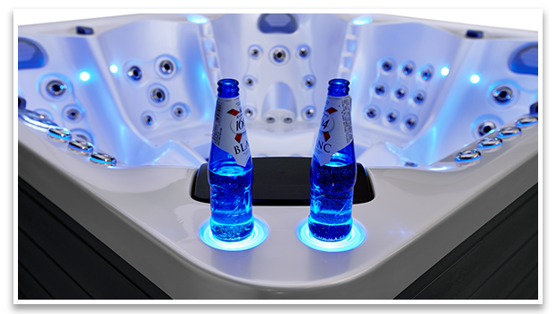 LED-Getränkehalter am Outdoor-Spa